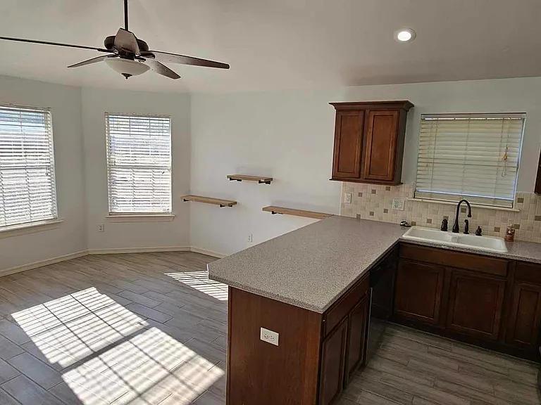 1912 Franklin Dr — Photo 3