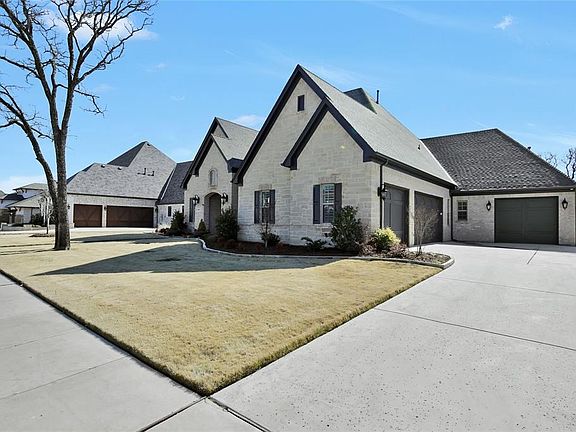 2nd image of 805 Lyndsey Way