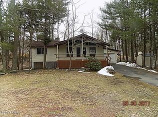 118 E Maheli Dr, Dingmans Ferry, PA 18328