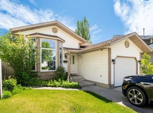 27 NW Erin Green Pl SE, Calgary, AB T2B 3C2