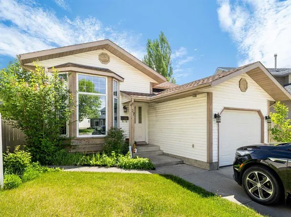 27 NW Erin Green Pl SE, Calgary, AB T2B 3C2