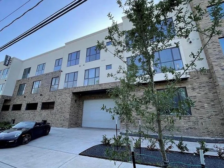 2727 Houston Ave #209 — Photo 1