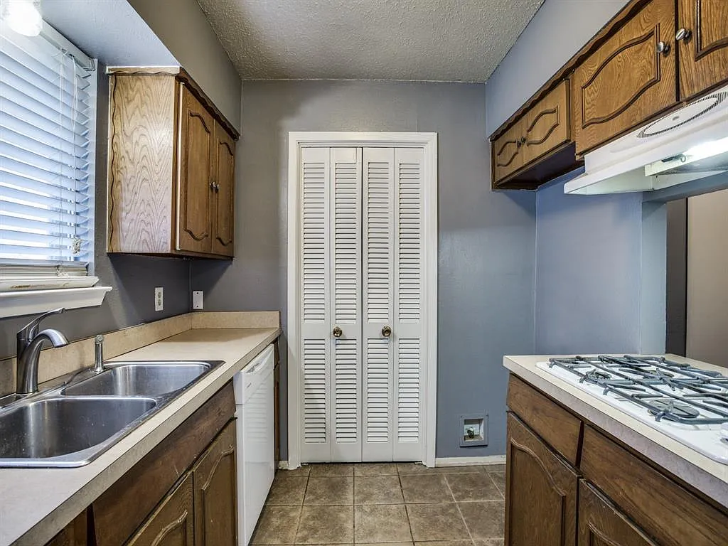 3 bed, 1376 sqft, $2,200 — Photo 4