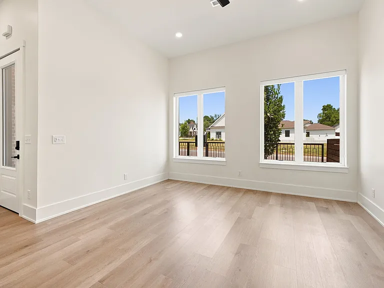 529 SW 5th St — Photo 6