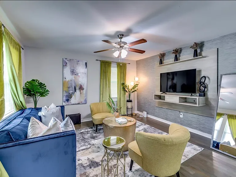 1280 Kenilworth Dr SW — Photo 2