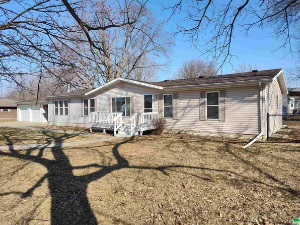 315 E Bertha St, Paullina, IA 51046