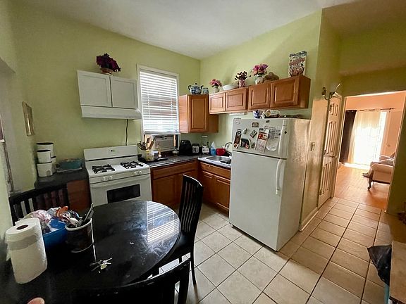 2nd image of 1529 N Maplewood Ave
