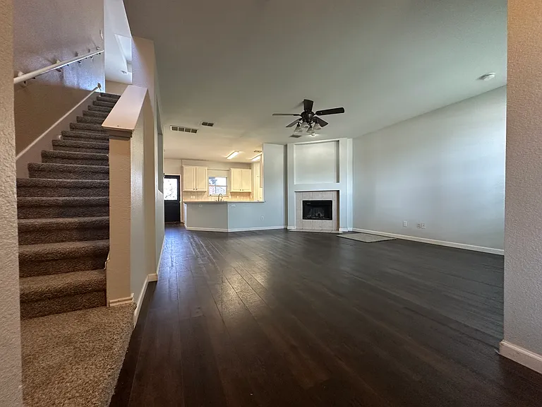 1909 Bradford Pear Sq — Photo 3