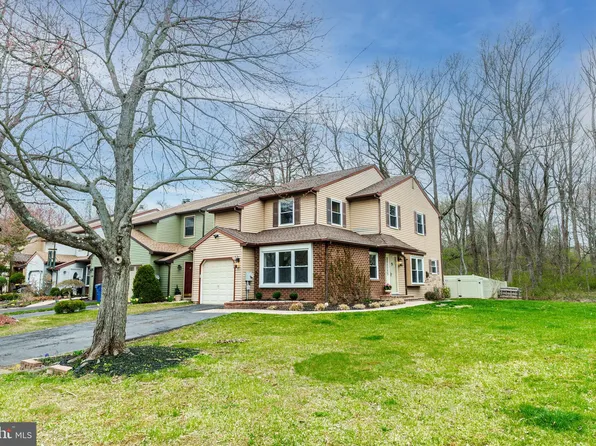 370 N Fieldstone Ct, Yardley, PA 19067