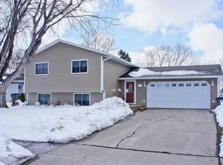 667 Appletree Ln, Moorhead, MN 56560