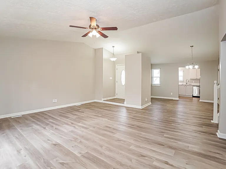 1531 Creekside Ln — Photo 5