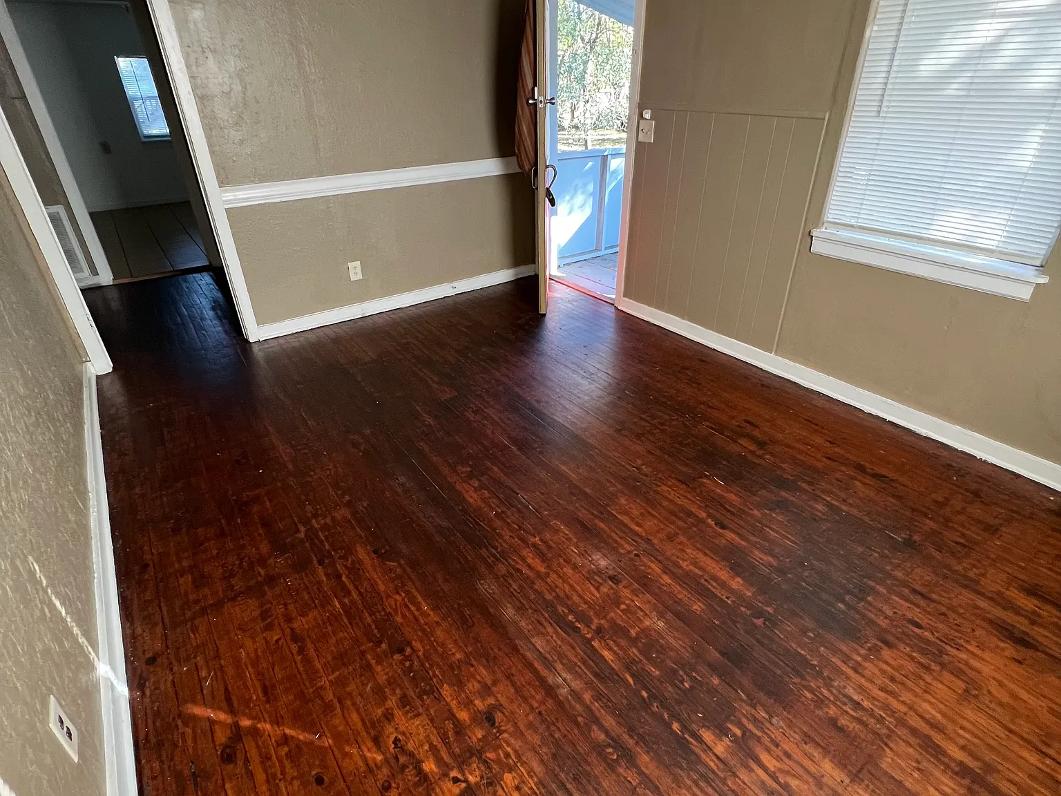 2 bed, 1000 sqft, $1,050 — Photo 2