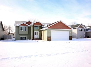 2605 Heritage Dr, Minot, ND 58703