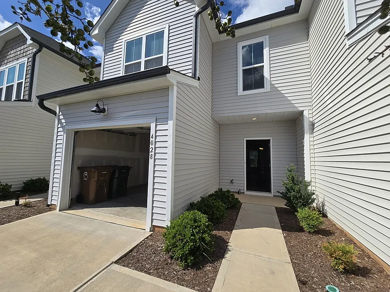 3 bed, 2.5 bath, 1558 sqft, $1,849 — Photo 3