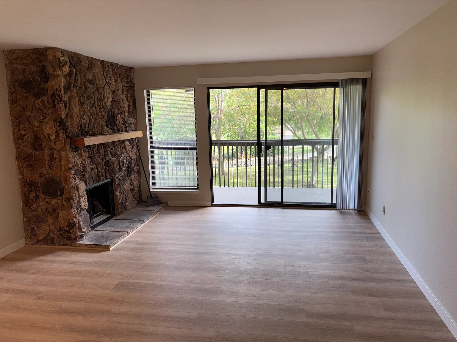 3 bed, 1216 sqft, $2,800 — Photo 2