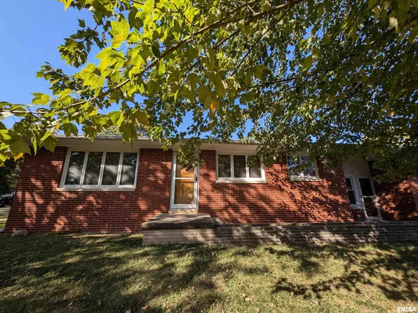 501 E 7th St, Delavan, IL 61734