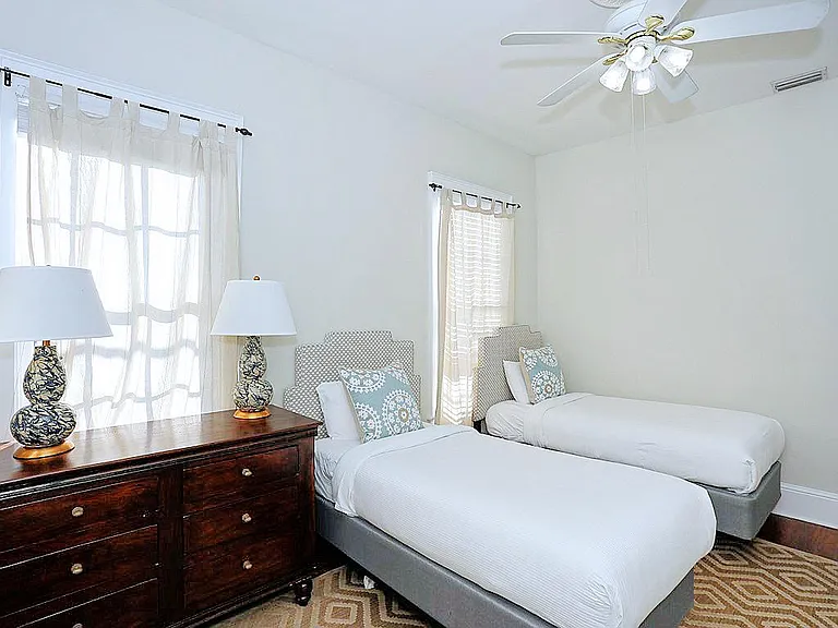 415 E Gordon St — Photo 28