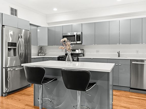 4th image of 305 Sumner St #2