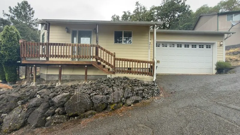 3 bed, 2.0 bath, 1189 sqft, $2,100 — Photo 2