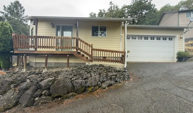 1384 NE Ridge Ave — Photo 2