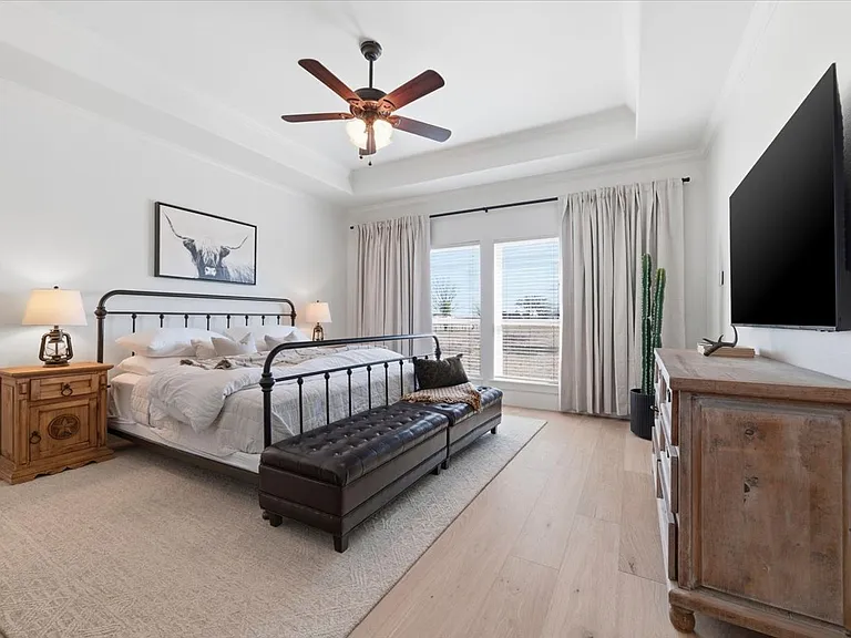 570 S Point Ct — Photo 3