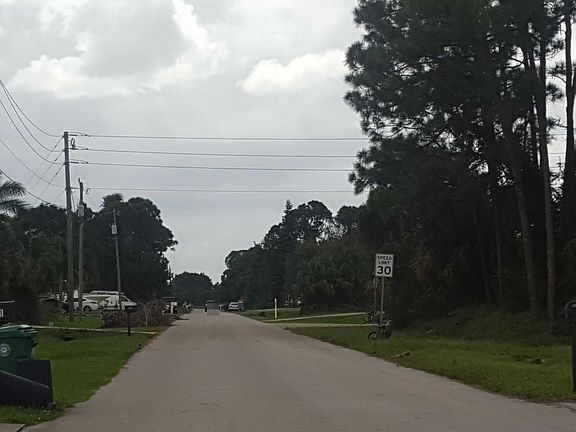4th image of 461 SE Whitmore Dr
