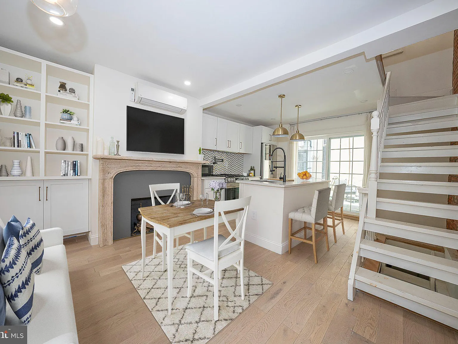 2 bed, 2.0 bath, 885 sqft, $3,200 — Photo 2