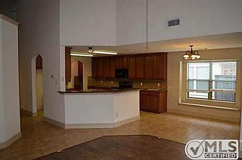 6 bed, 3440 sqft, $3,095 — Photo 2