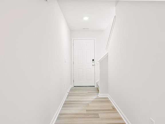 4th image of 804 Embark Cir