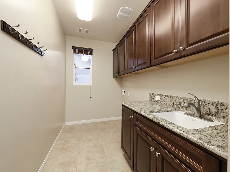2624 Oakley St — Photo 23