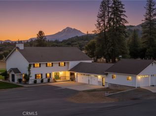 1121 Oak Valley Dr, Yreka, CA 96097