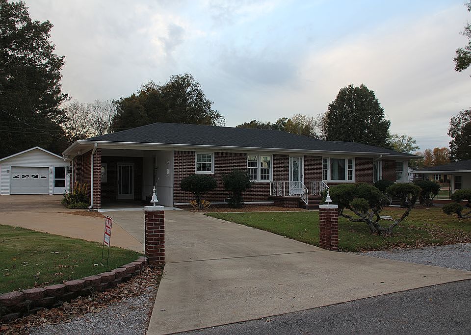 Front w/add gravel pkg area