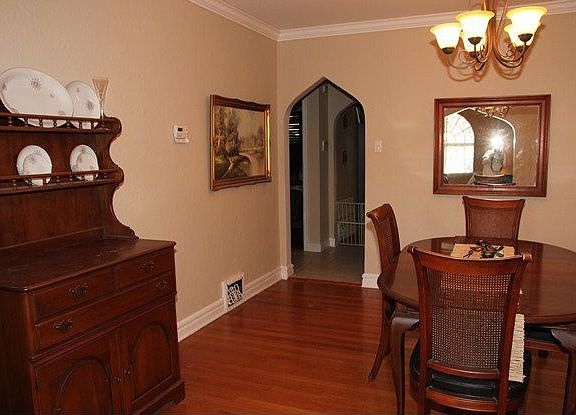 Elegan formal dining room