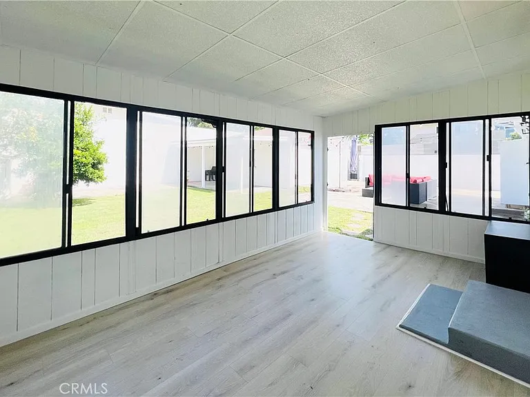 5118 Riverton Ave — Photo 14
