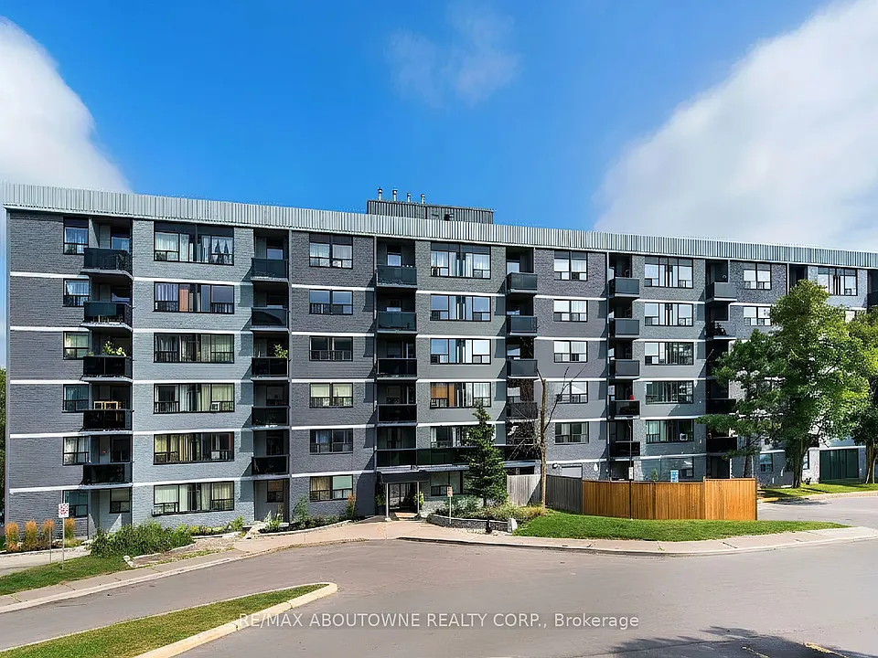 147 Wellington St W #202