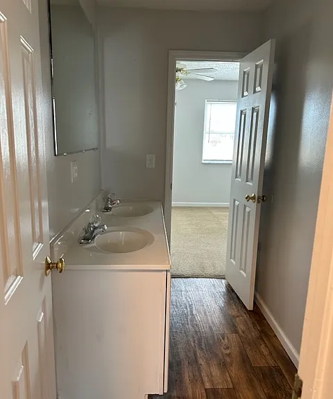 Sleepy Hollow Townhomes — Photo 19