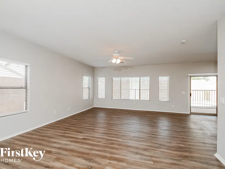 3606 N 129th Ave — Photo 5
