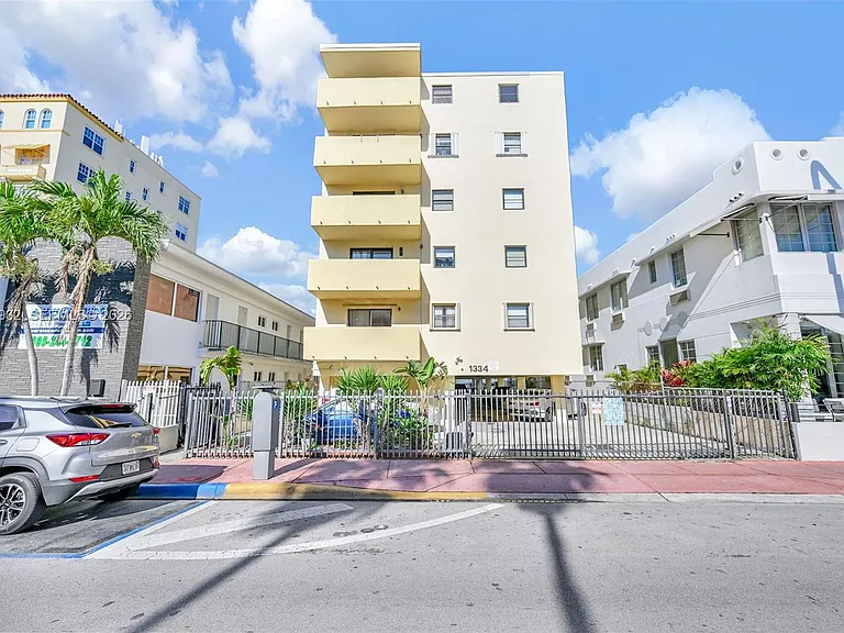 1334 Collins Ave #403 — Photo 35