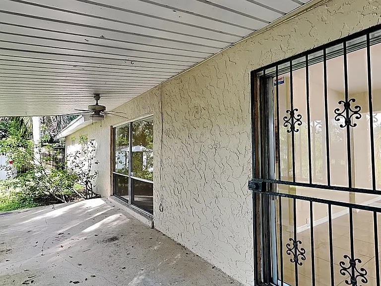 2512 Sea Breeze Ct — Photo 28