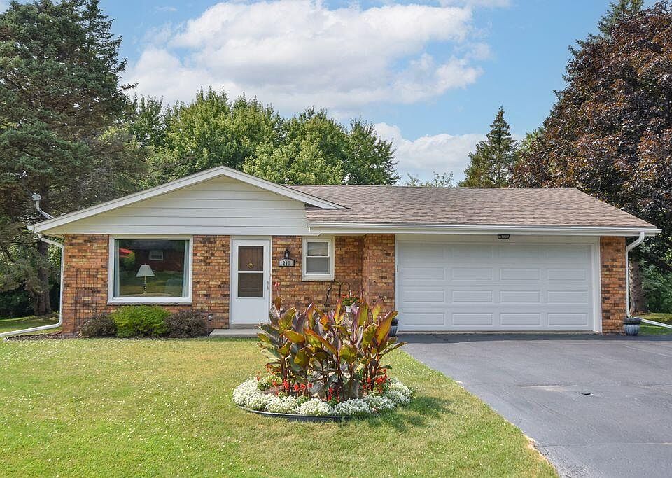 1st image of 211 Oakview DRIVE