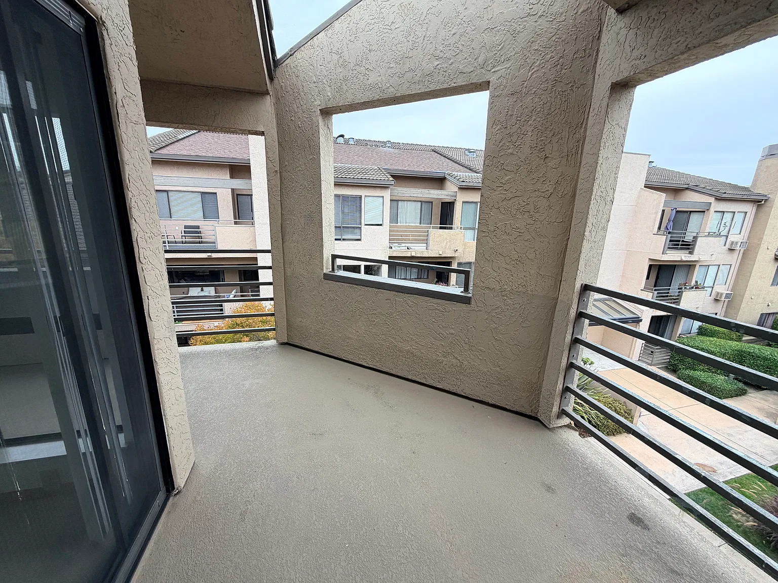 2 bed, 1053 sqft, $3,380 — Photo 3