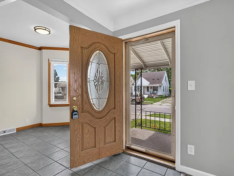 2090 Cicotte Ave — Photo 4