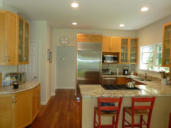 3rd image of 10 Sylvie Ave