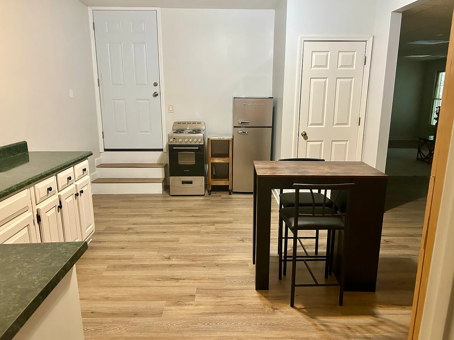 1 bed, 1000 sqft, $1,900 — Photo 4