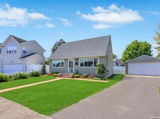16 Miller Cir, Hicksville, NY 11801