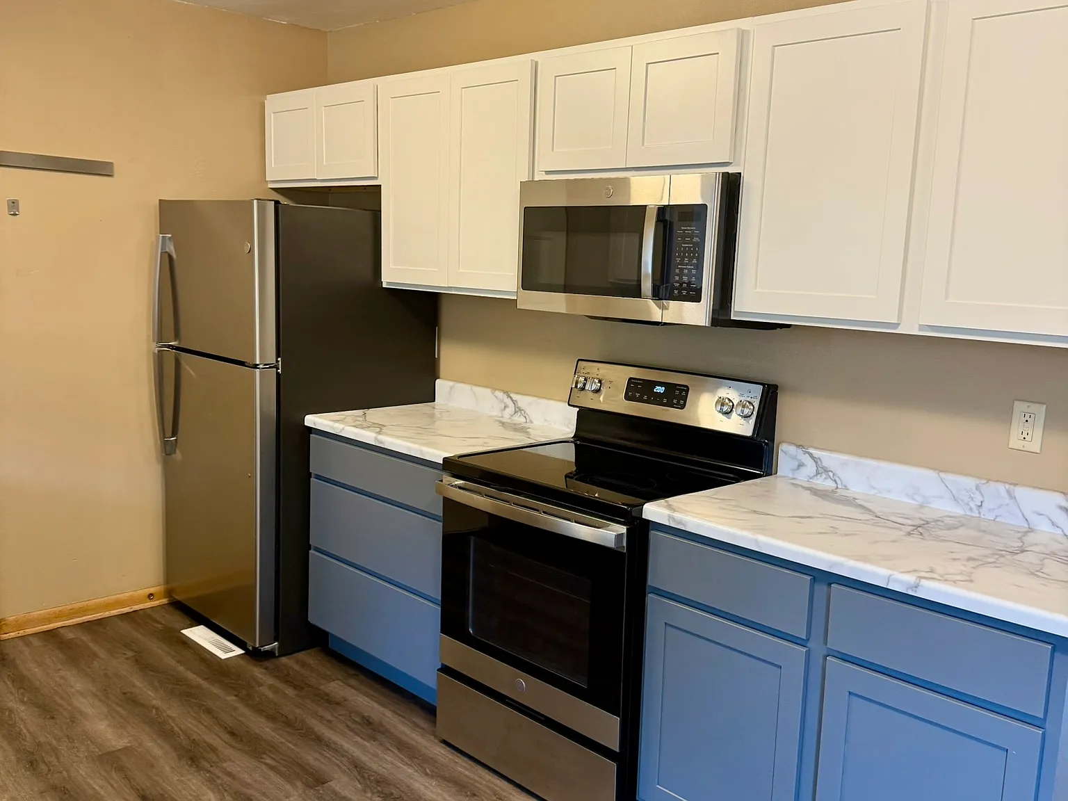 3 bed, 1002 sqft, $2,401 — Photo 2
