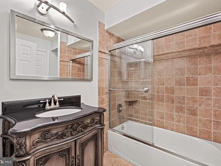 1022 Main St — Photo 30