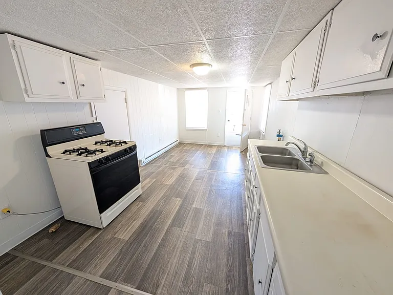 174 E Railroad St #B — Photo 6