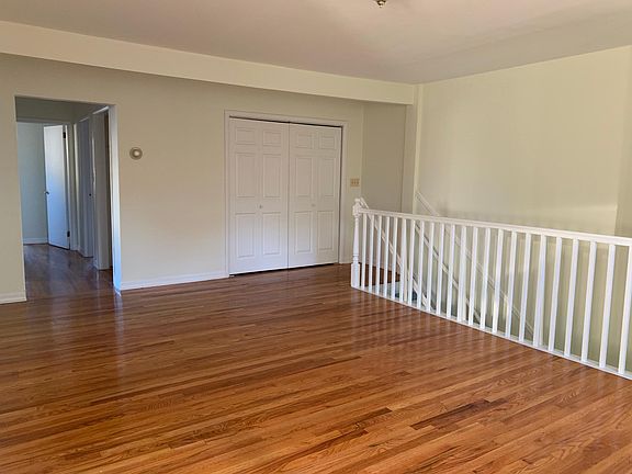 2nd image of 14 Huron Pl #2