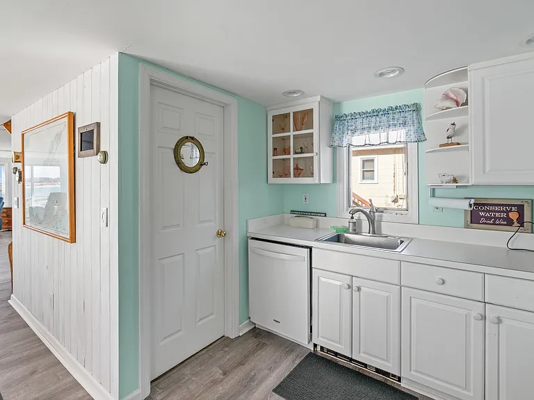 79 Pine Neck Ave — Photo 7